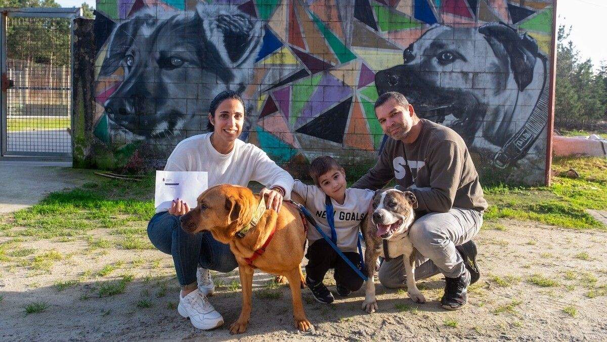 Leo y Onza, con su nueva familia de acogida