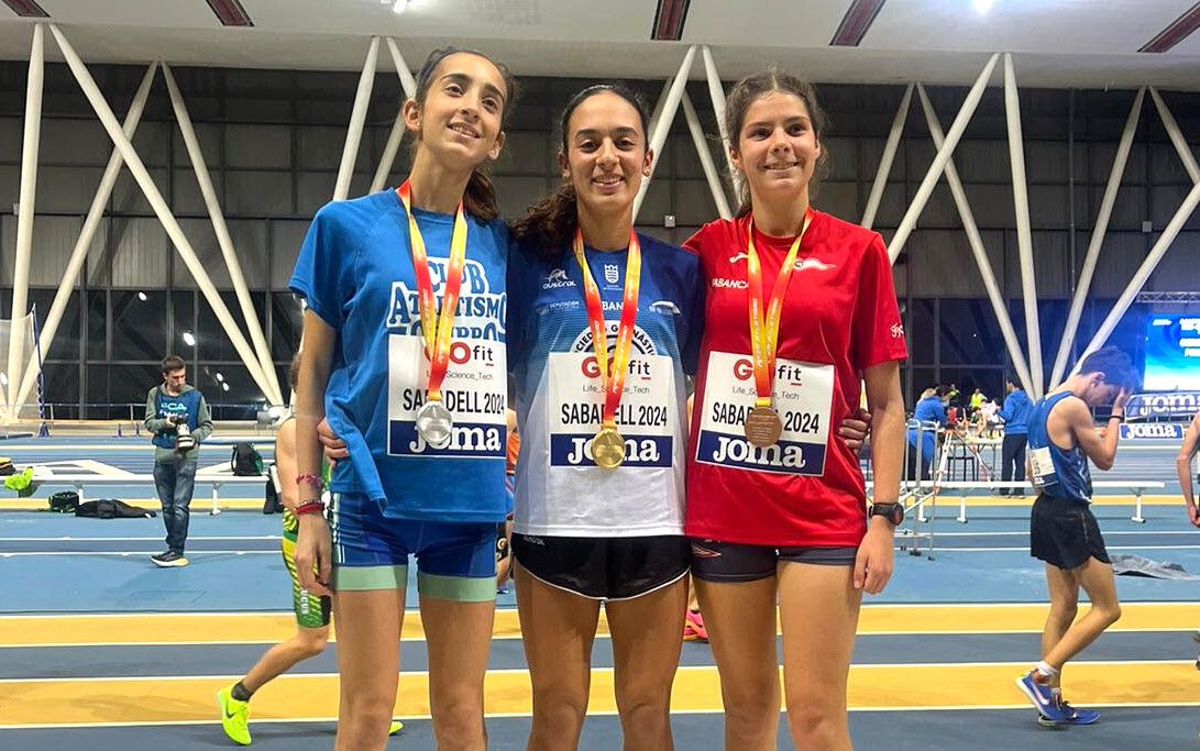 Sabela Martínez (centro) tras proclamarse en Sabadell campioa de España Sub-18