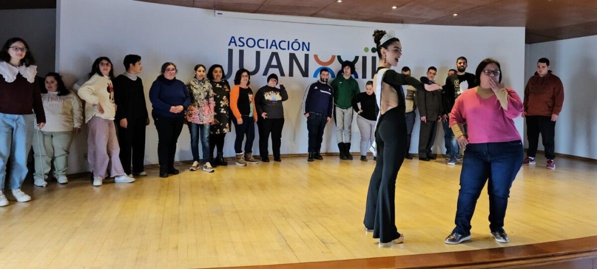 A marinense Miss Lugo imparte un taller de pasarela no Xoán XXIII