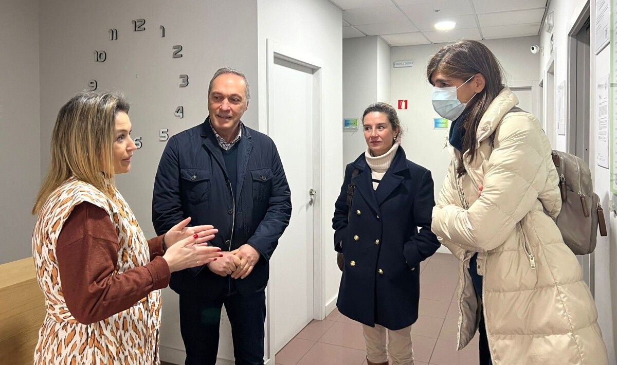 El delegado territorial de la Xunta visita la sede en Pontevedra de la Asociación Rexurdir Provincial