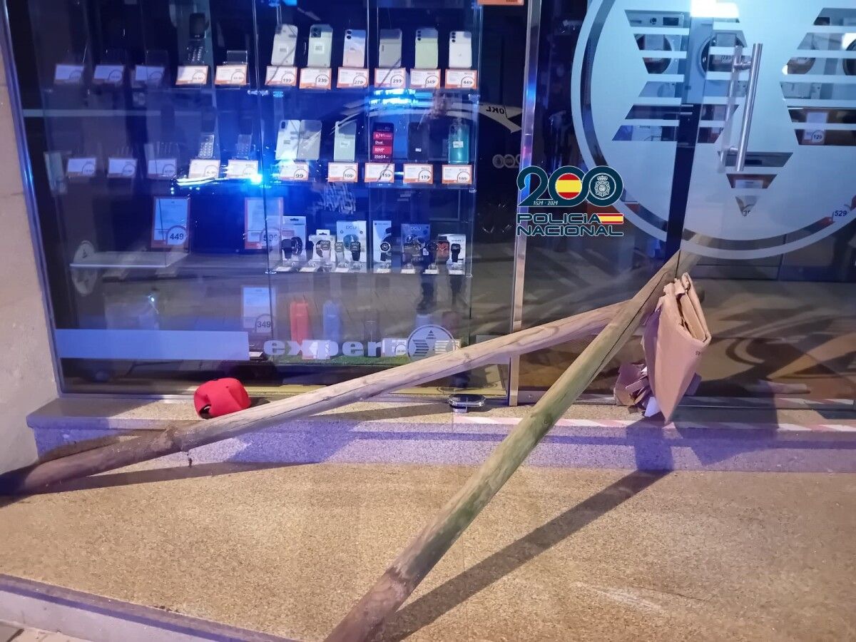 El ladrón forzó la puerta de acceso al establecimiento utilizando dos postes de madera de dos metros