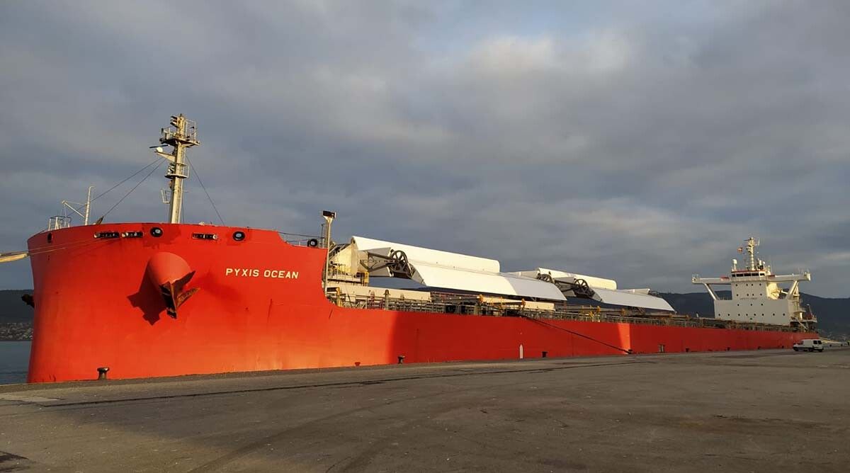 El Pyxis Ocean, en el puerto de Marín