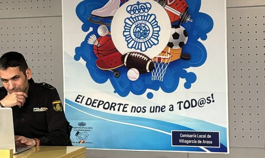 Un axente da Policía Nacional durante a charla sobre a intolerancia no deporte