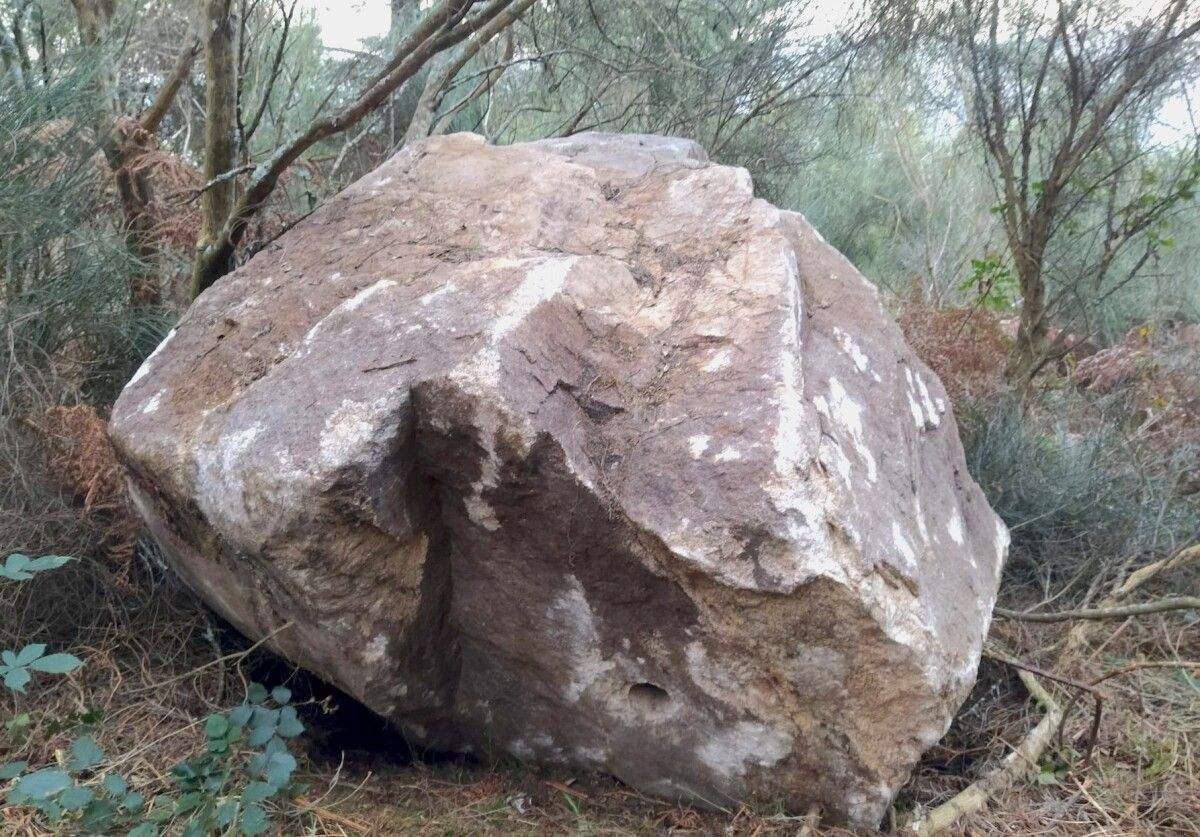 Imaxe da pedra de granito atopada polo colectivo Amil Sin Eólicos