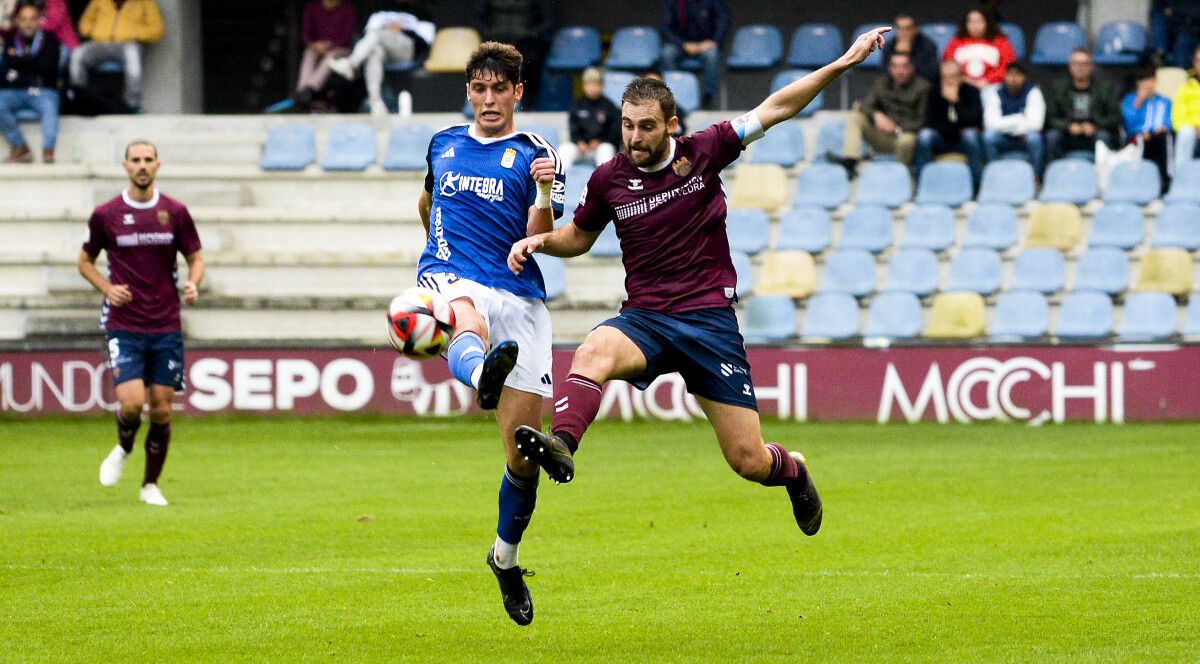 Partido de liga entre Pontevedra CF e Oviedo Vetusta en Pasarón