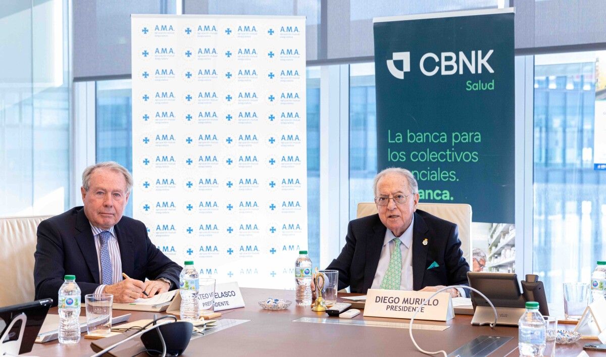 D. Mateo Velasco, presidente do Consello de Administración de CBNK Banco de Colectivos, e o Dr. Diego Murillo, presidente de A.M.A. Grupo, durante a sinatura do acordo