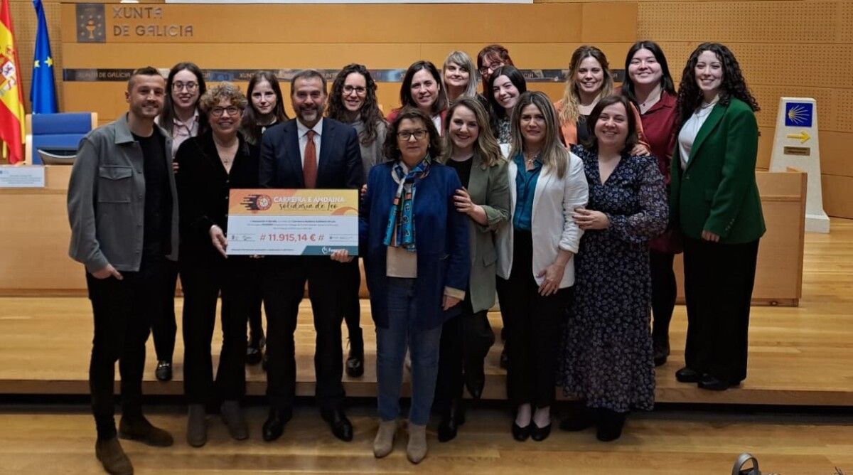 Os organizadores da Carreira de Leo entregron á Fegerec un cheque solidario 