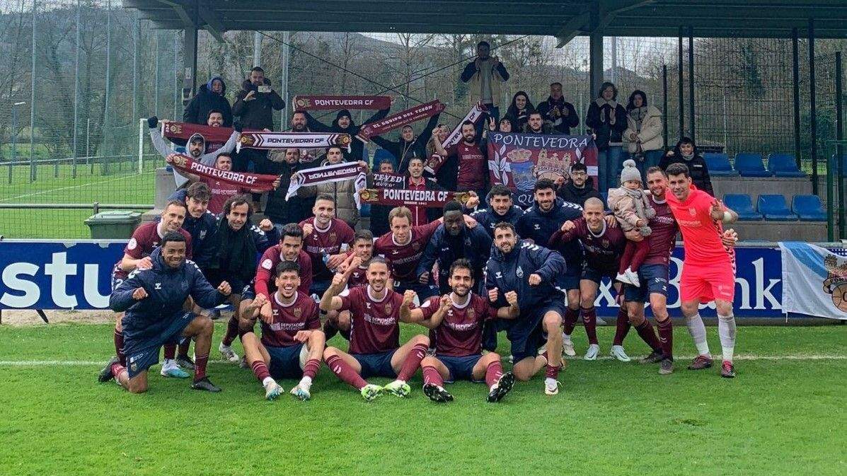 O Pontevedra celebra a vitoria coa afección desprazada a Oviedo