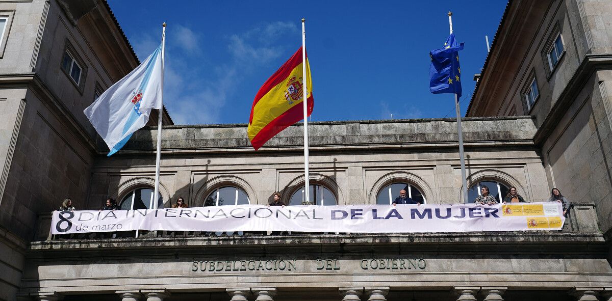 Colocación da pancarta na Subdelegación do Goberno con motivo do Día Internacional da Muller