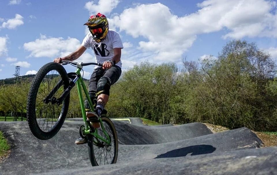 Un ciclista nun circuíto de pump truck