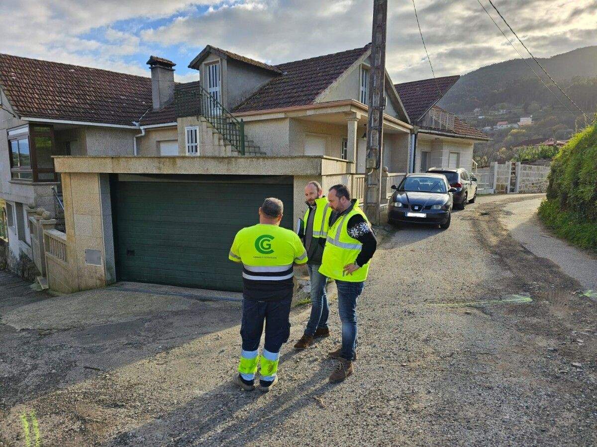 El alcalde de Vilaboa visita las obras en la red de saneamiento del lugar de Acuña