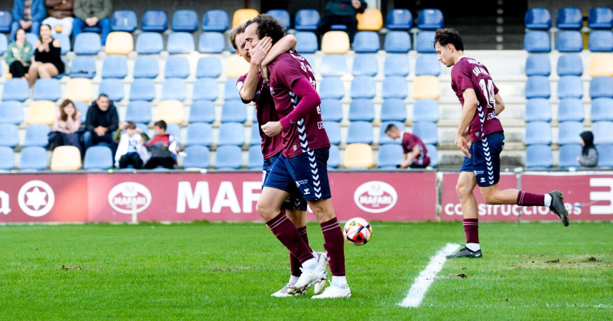 Charly festexa un dos seus goles no partido de liga entre Pontevedra e Coruxo en Pasarón