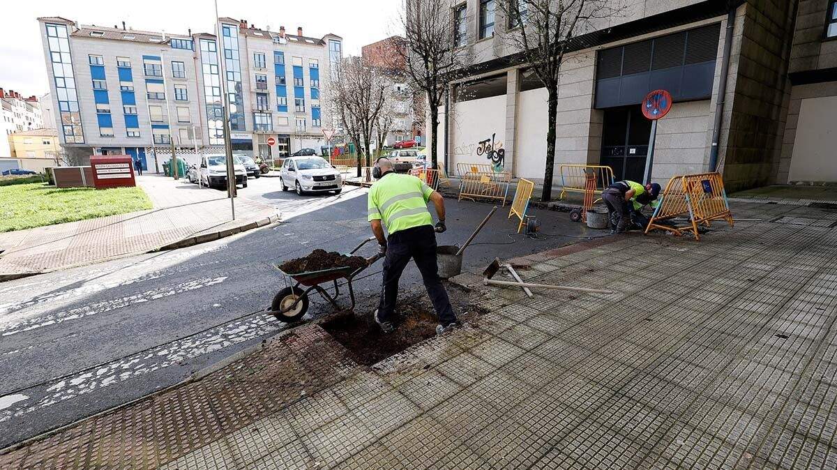 Trabajos de mantenimiento en la Praza das Regas