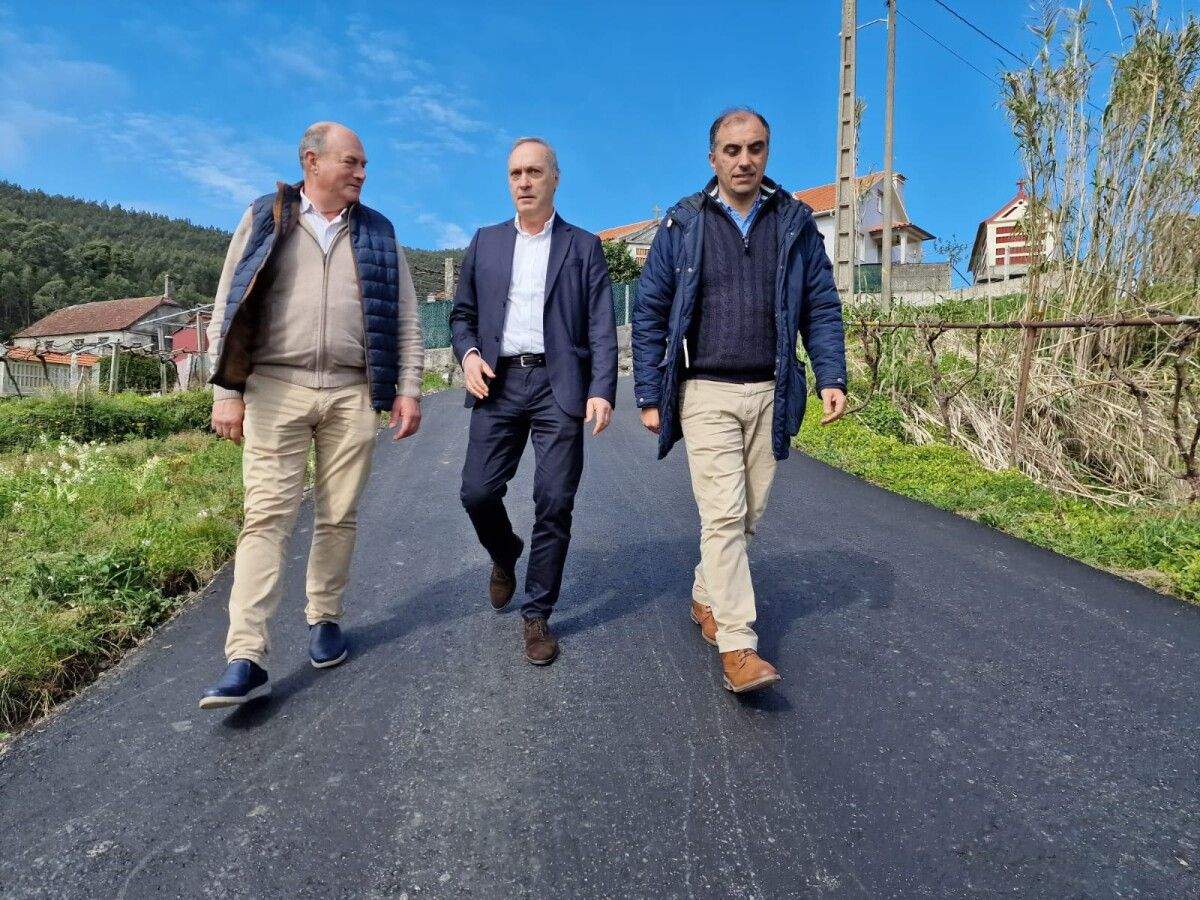 Agustín Reguera visita las obras que financia la Xunta en el camino de Esperón a Xuviño