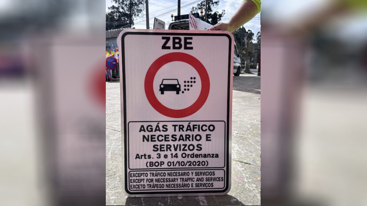 Sinal da zona de baixas emisións que se instalará en Pontevedra