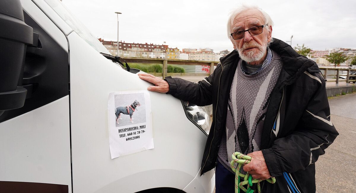 Gunter, na súa autocaravana cun cartel para buscar a Molly