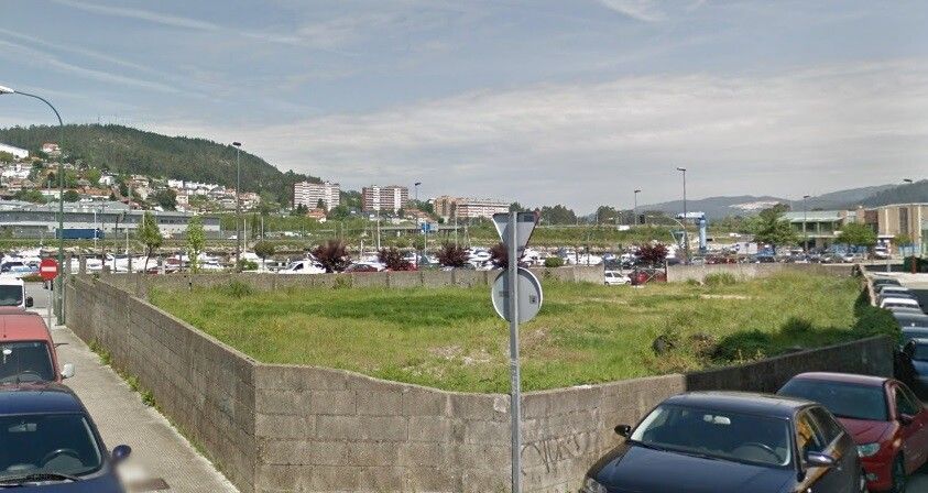 Parcela en el número 30 de la Avenida de Uruguay, frente al puerto deportivo del Club Naval