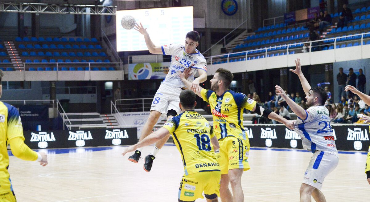 Partido de liga entre Cisne e Trops Málaga no Municipal