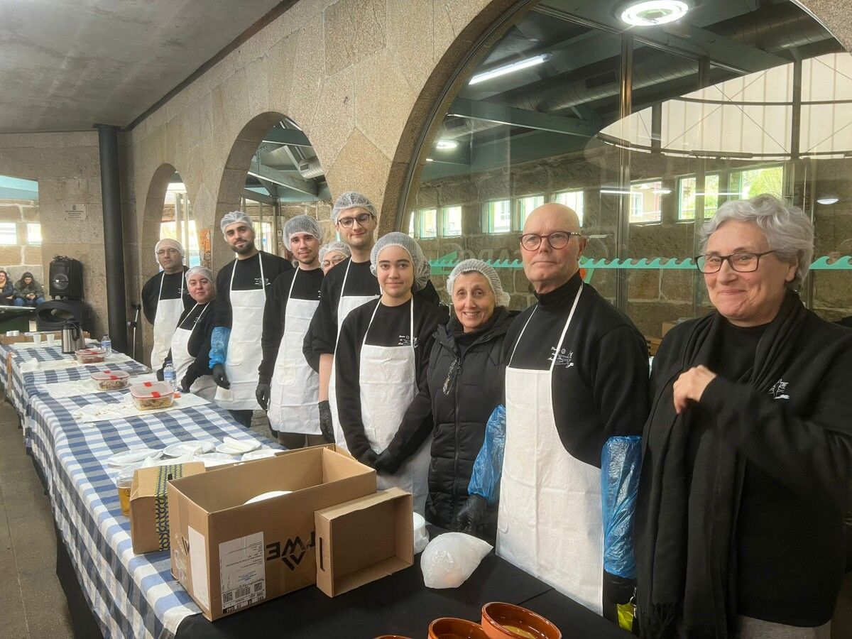 Reparto do Bolo do pote, un plato típico do tempo de Entroido