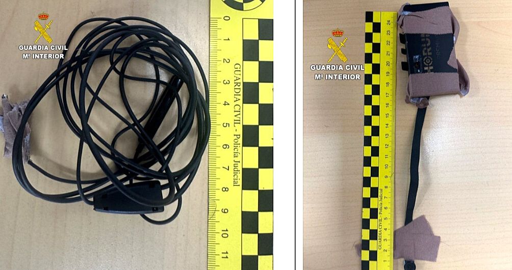 Mini auricular y mini cámara decomisados por la Guardia Civil