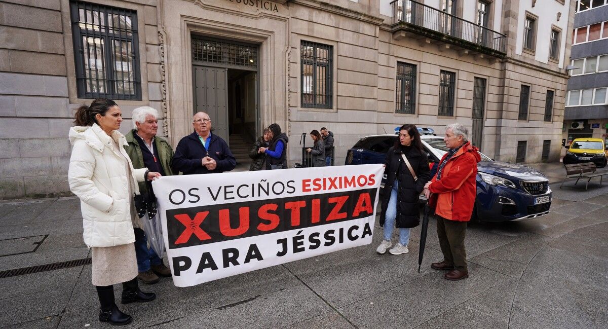 Vecinos con una pancarta ante la Audiencia de Pontevedra