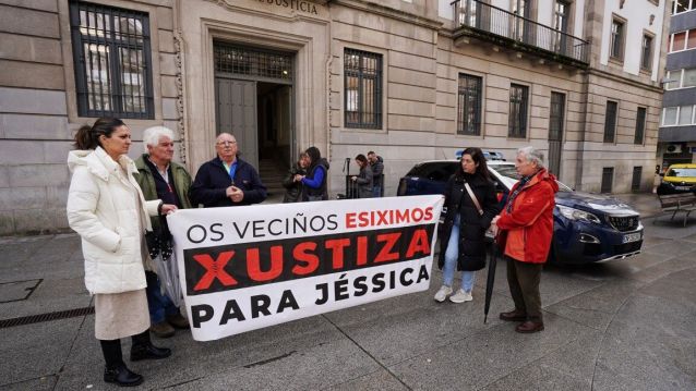 Veciños cunha pancarta diante da Audiencia de Pontevedra