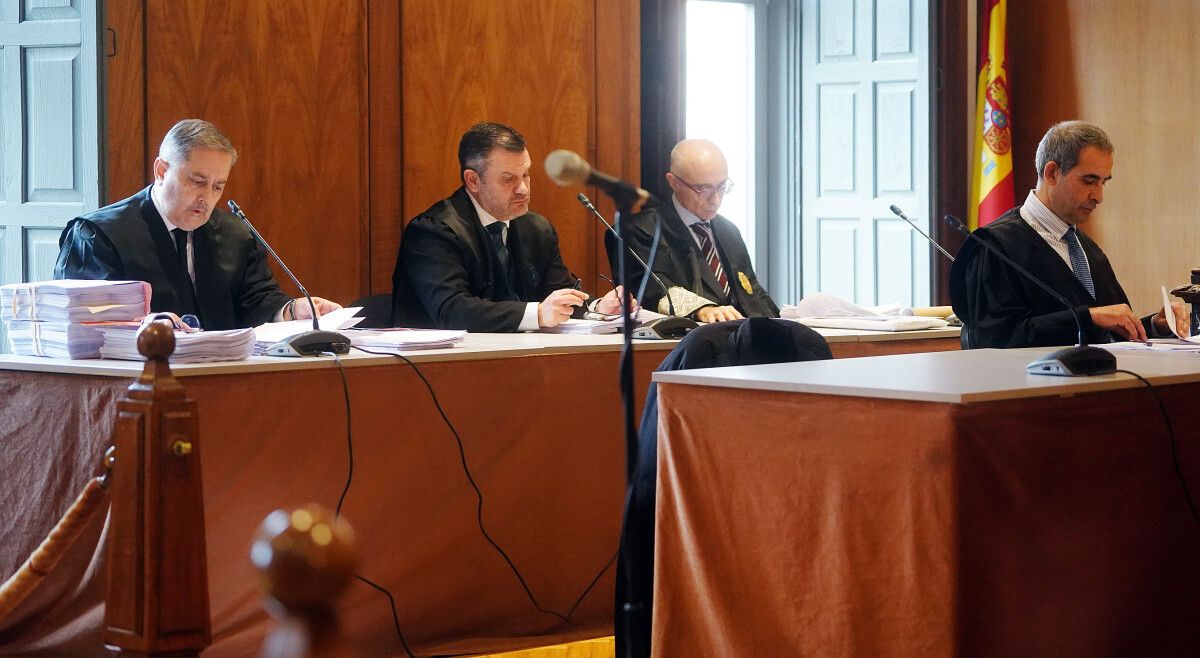Primera fila, abogado Manuel Franco. Segunda fila, de izquierda a derecha, abogados Celestino Barros y Luciano Prado y fiscal Alejandro Pazos