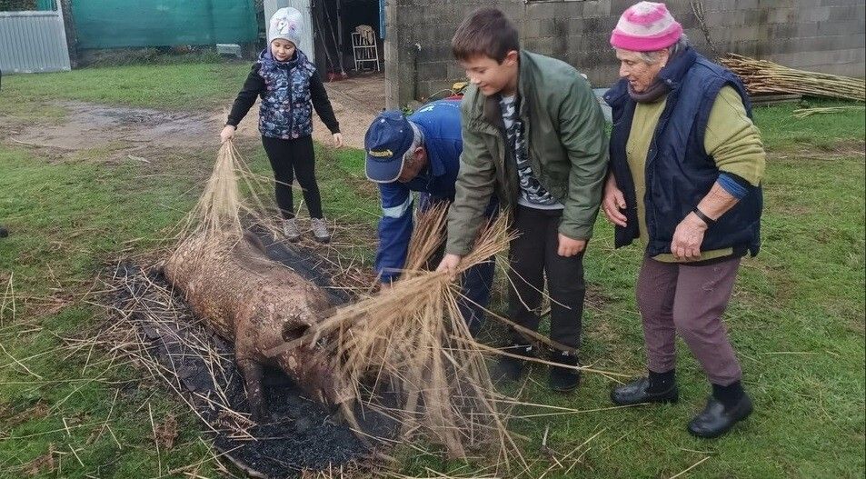 María Otero con su marido y sus nietos durante la matanza
