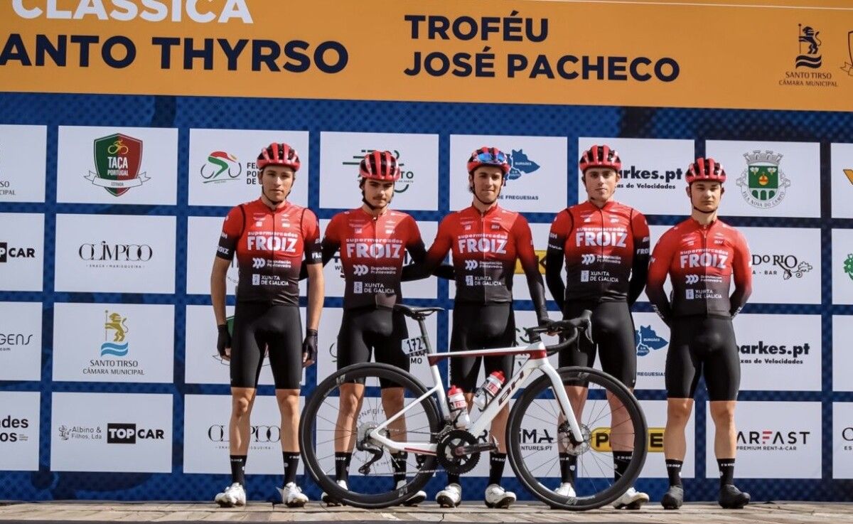 Ciclistas del Froiz en una competición en Portugal