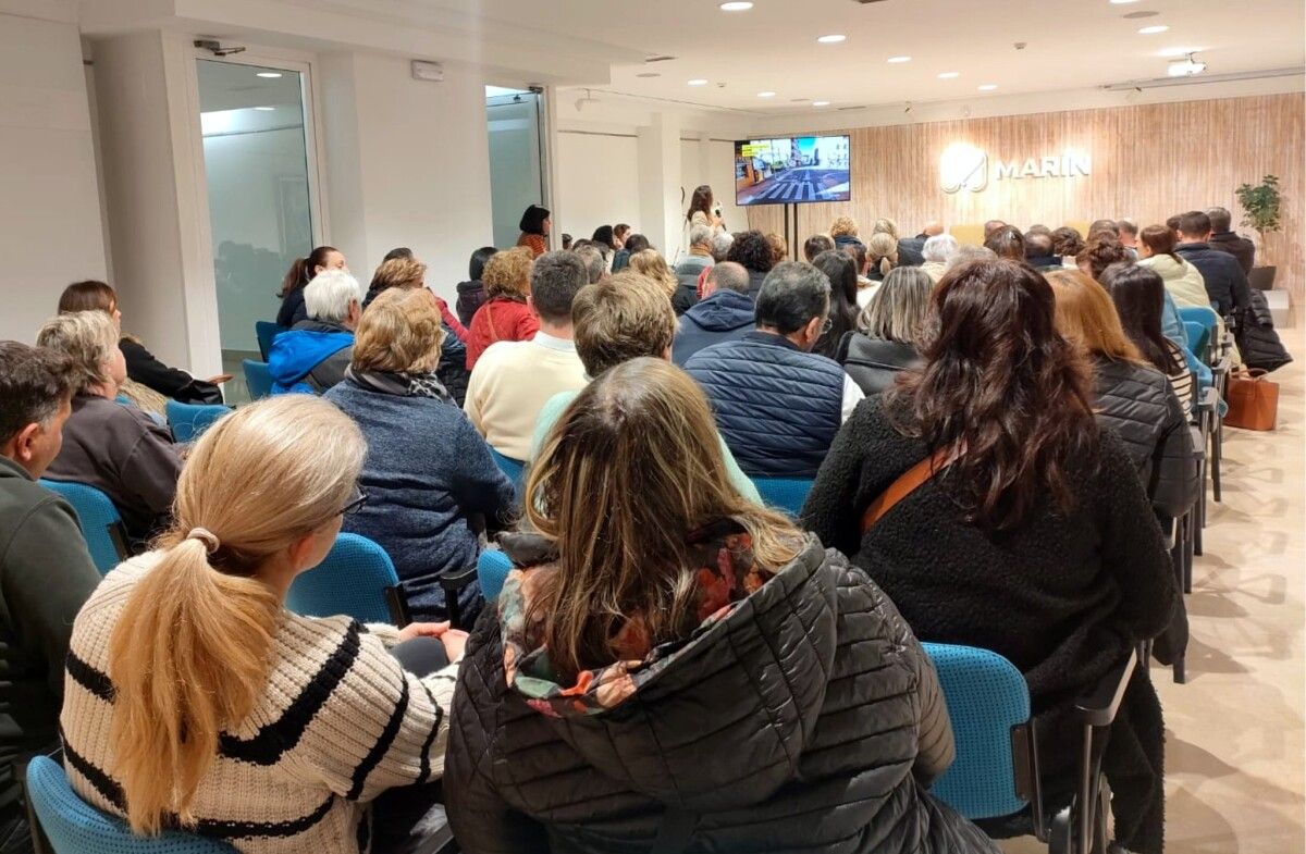 Xuntanza veciñal e de comerciantes con María Ramallo para tratar a reforma da Rúa da Ponte