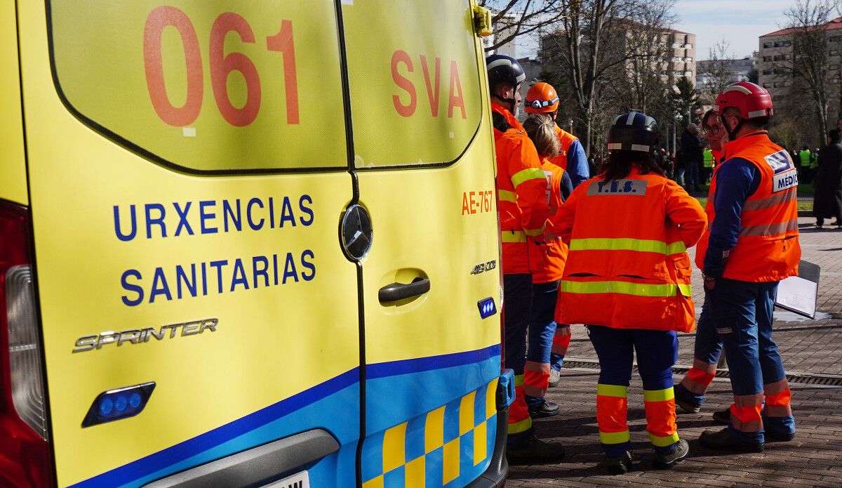 Unha ambulancia do 061 trasladou a muller tras o incendio na cociña
