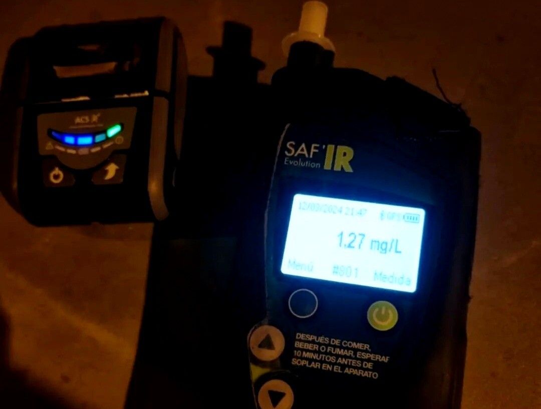 O alcoholímetro marca o 1,27 mg/l do condutor que causaba o accidente