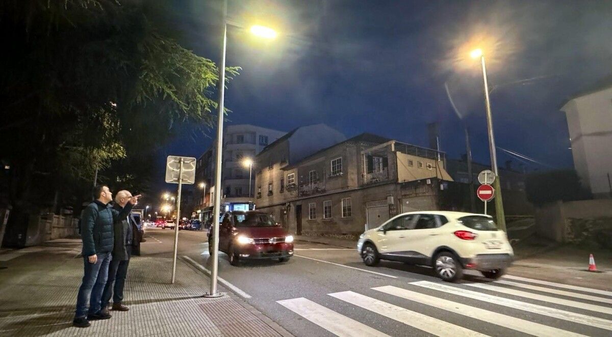 El concejal Xaquín Moreda revisó las nuevas farolas