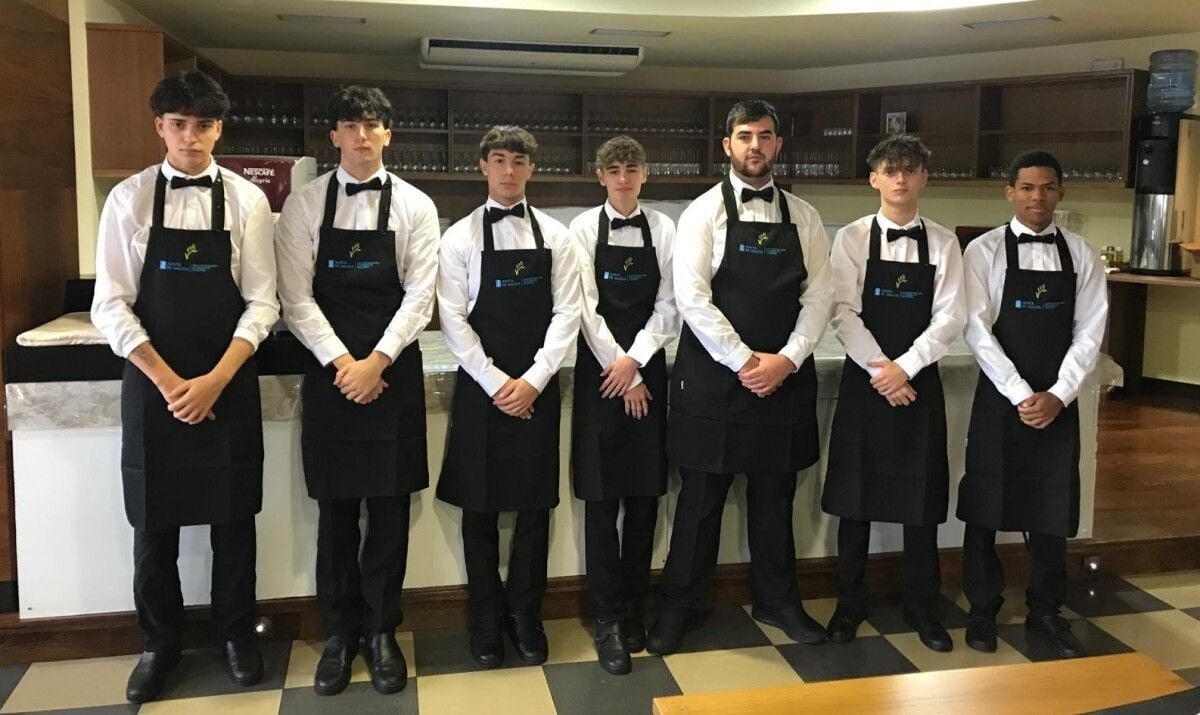 Os sete alumnos de Cociña e Restauración que se incorporan ao periodo de prácticas en Sanxenxo
