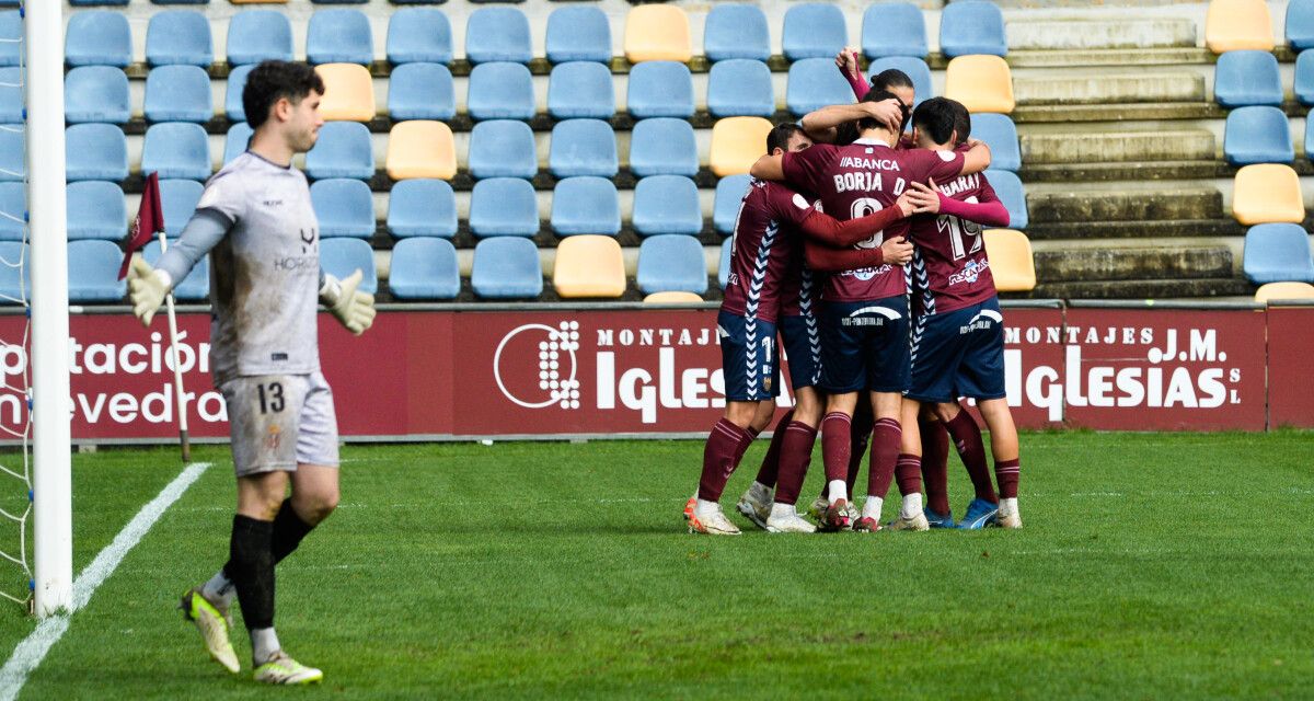 Partido de liga entre Pontevedra e Real Avilés en Pasarón