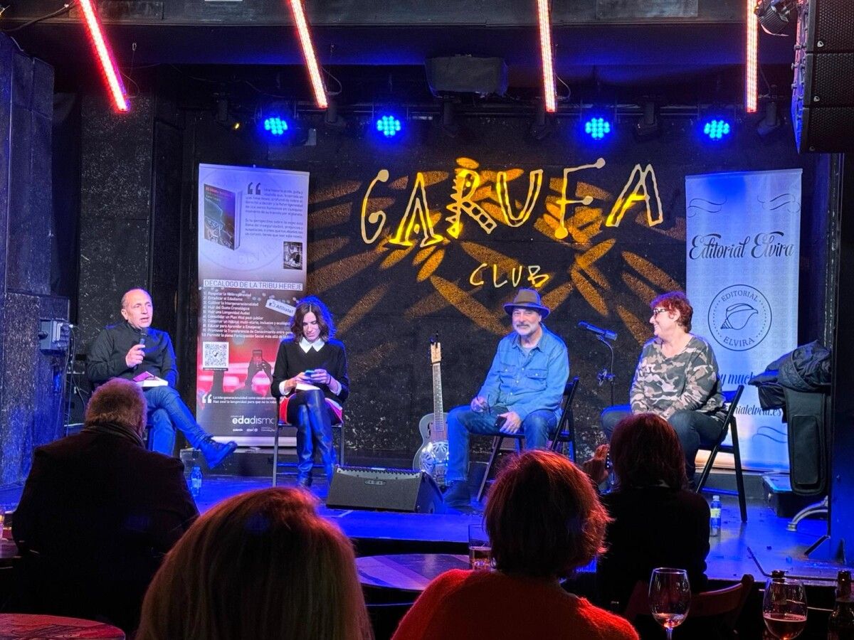Presentación en A Coruña del libro "El último concierto" de Xaime Fandiño (3º por la izquierda)