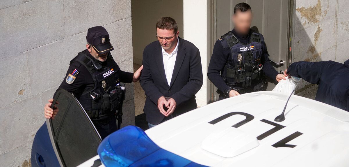 José Eirín, acusado por el crimen de Jéssica en Barro, a su salida de la Audiencia en la quinta jornada