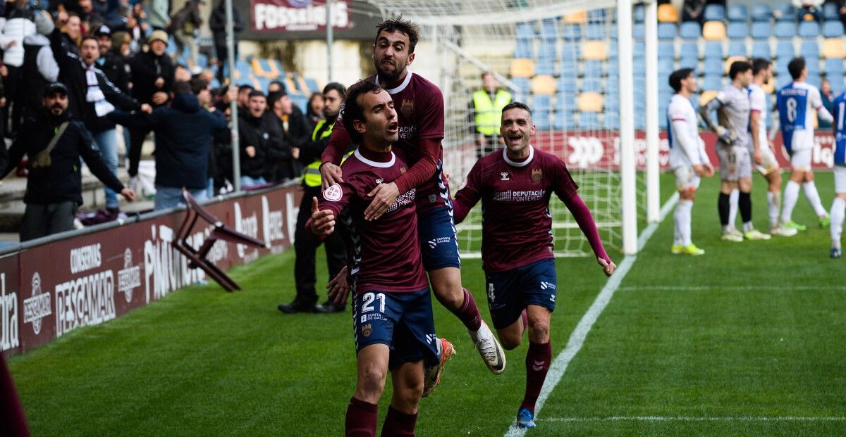 Charly López celebra su gol ante el Real Avilés en Pasarón