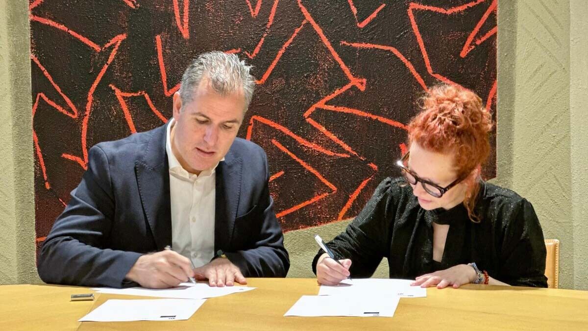 O vicepresidente, Rafa Domínguez e a ata agora propietaria das pinturas, Teresa Vilas Vázquez, asinaron a acta de doazón