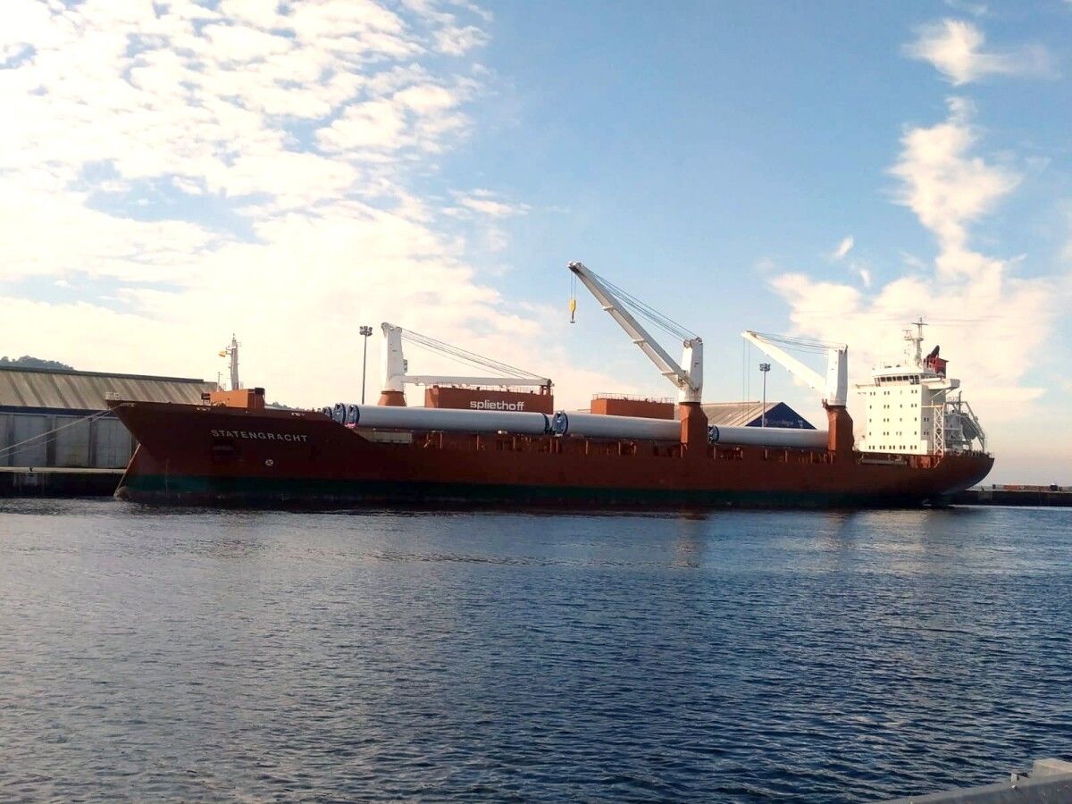 Barco mercante fondeado en Marín