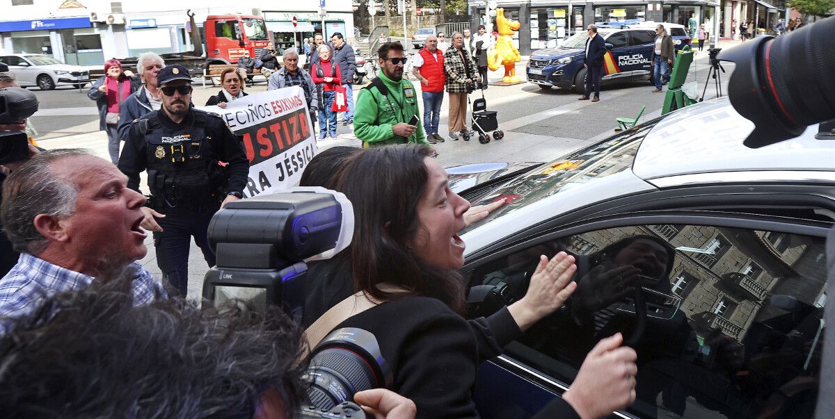 Tensión en la Audiencia a la salida de José Eirín