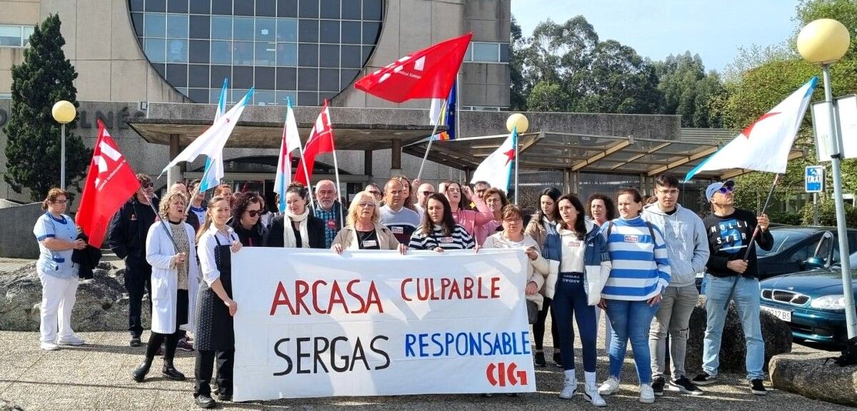 Persoal de cafetería e cociña do Hospital do Salnés reclama tres salarios pendentes