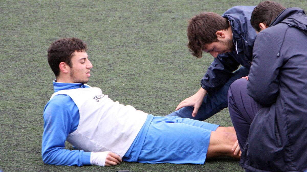 Kevin Presa é atendido polo fisioterapeuta do club tras mancarse no adestramento