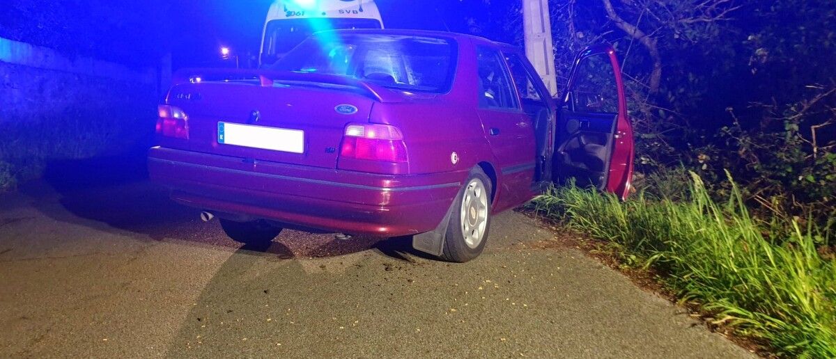 Estado en que quedó el vehículo tras salirse de la vía en Vilariño