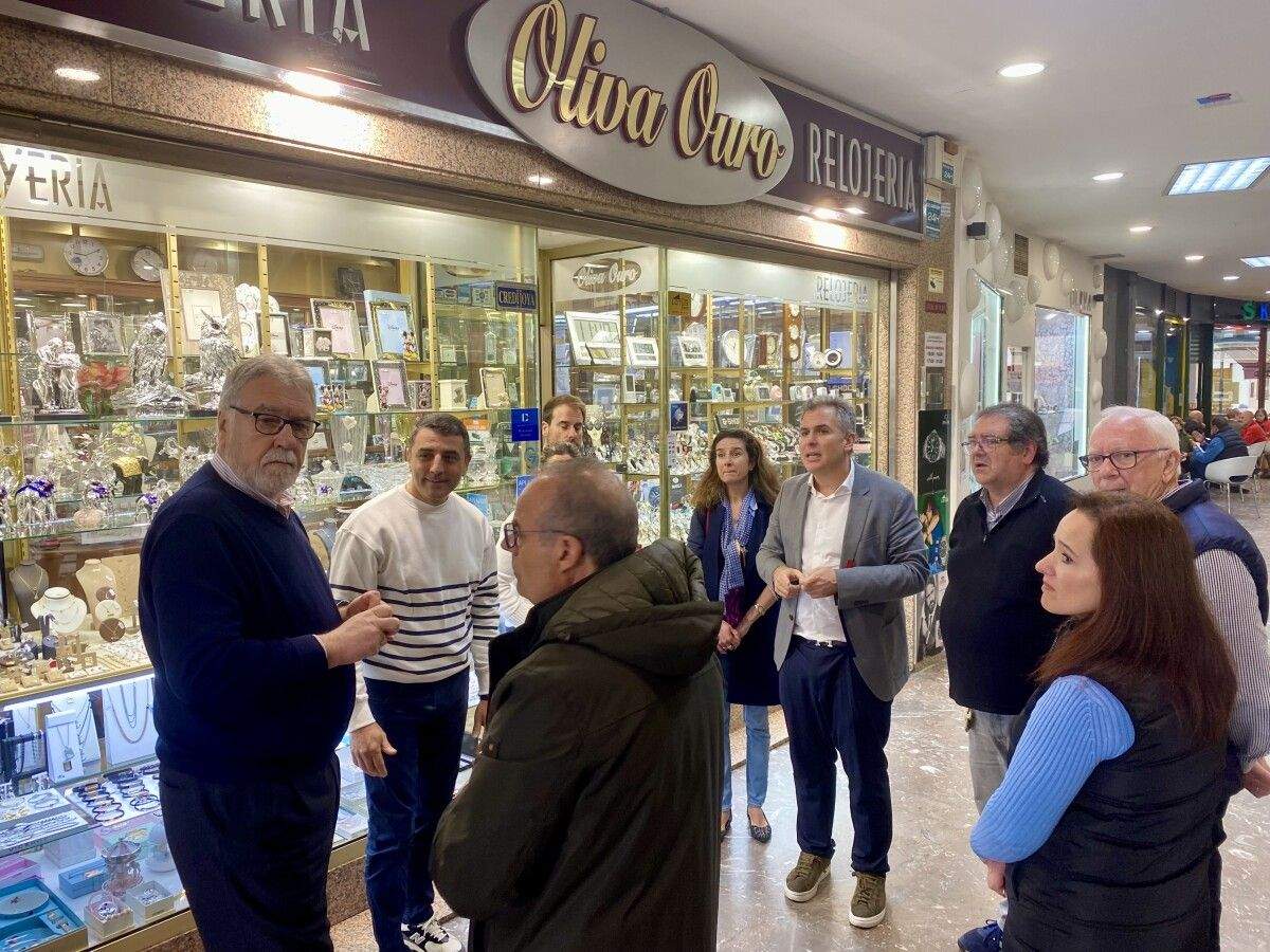 Visita de representantes do PP ás galerías da Oliva para reunirse con comerciantes