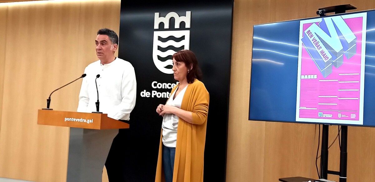 Demetrio Gómez, concelleiro de Educación, e María Xosé Dourado, vicedirectora do IES Luís Seoane