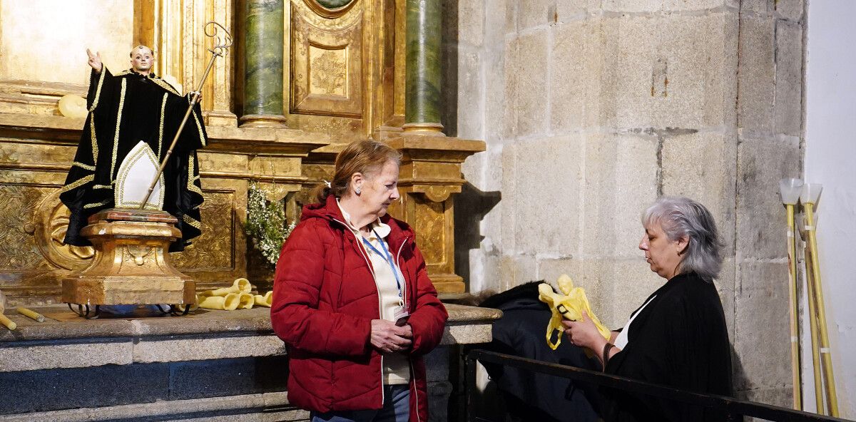 Altar por cuxo baixo pasan os fieis en San Bieito de Inverno 2024