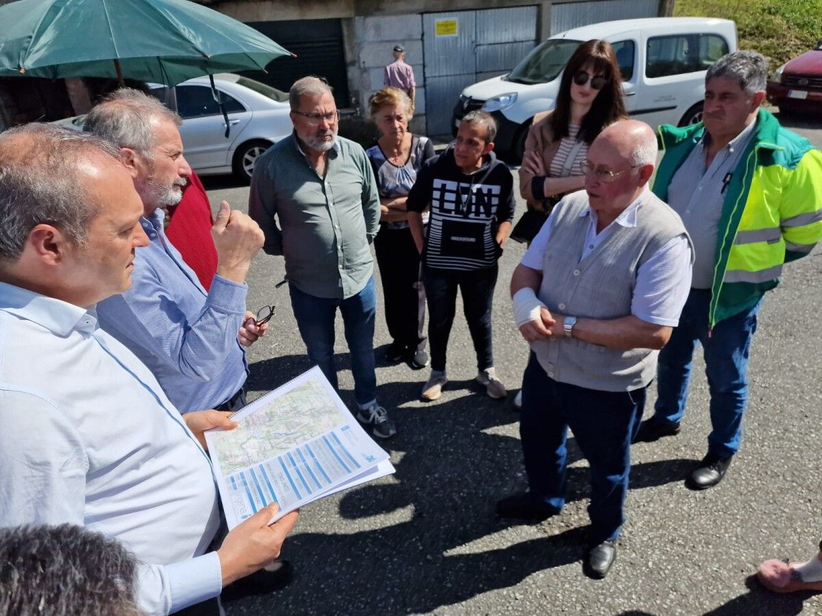Agustín Reguera reunido coa veciñanza de Laxoso