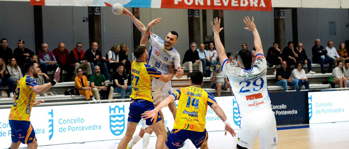 Partido de liga entre Cisne y Villa de Aranda en el Municipal