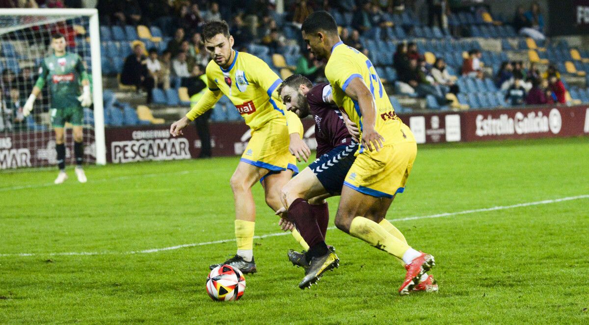 Partido de liga entre Pontevedra CF e Arandina CF en Pasarón